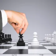 Pièces d’échecs, stratégie face à la banque