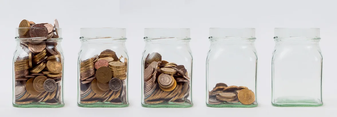 Bocaux de pièces de monnaie de moins en moins remplis