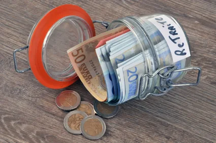 bandeau-retraite-et-bocal Bocal de billets et de pièces étiqueté « Retraite »