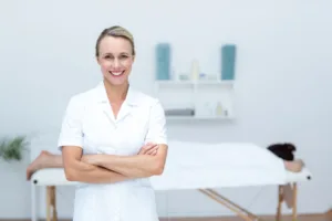Kinésithérapeute libérale au travail